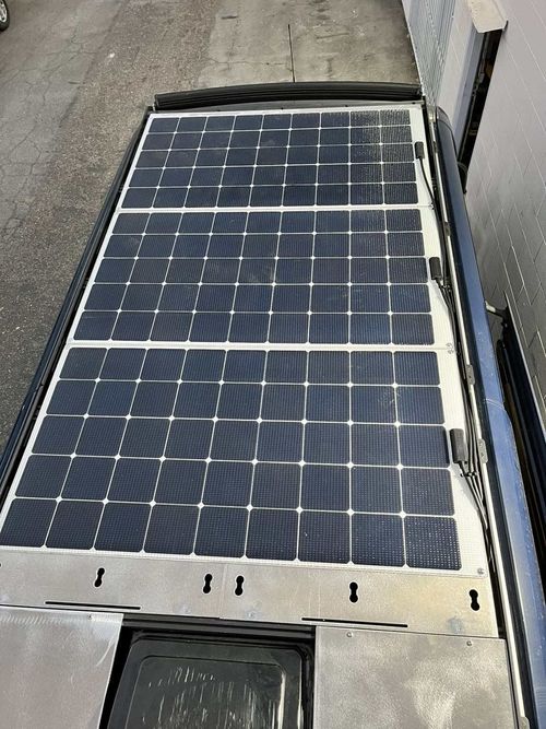 Latest company Solutions about RV 지붕 태양 전지 패널 적용